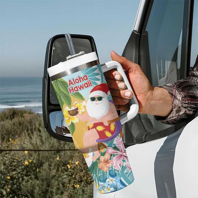 Aloha Hawaii Mele Kalikimaka Chilling Santa With Pineapple Polynesian Custom Stanley Quencher 40Oz Stainless Steel Tumbler With Handle - Image 7