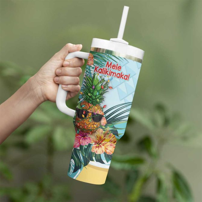 Aloha Hawaii Mele Kalikimaka Chilling Santa With Pineapple Polynesian Custom Stanley Quencher 40Oz Stainless Steel Tumbler With Handle - Image 3