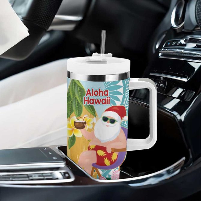 Aloha Hawaii Mele Kalikimaka Chilling Santa With Pineapple Polynesian Custom Stanley Quencher 40Oz Stainless Steel Tumbler With Handle - Image 8