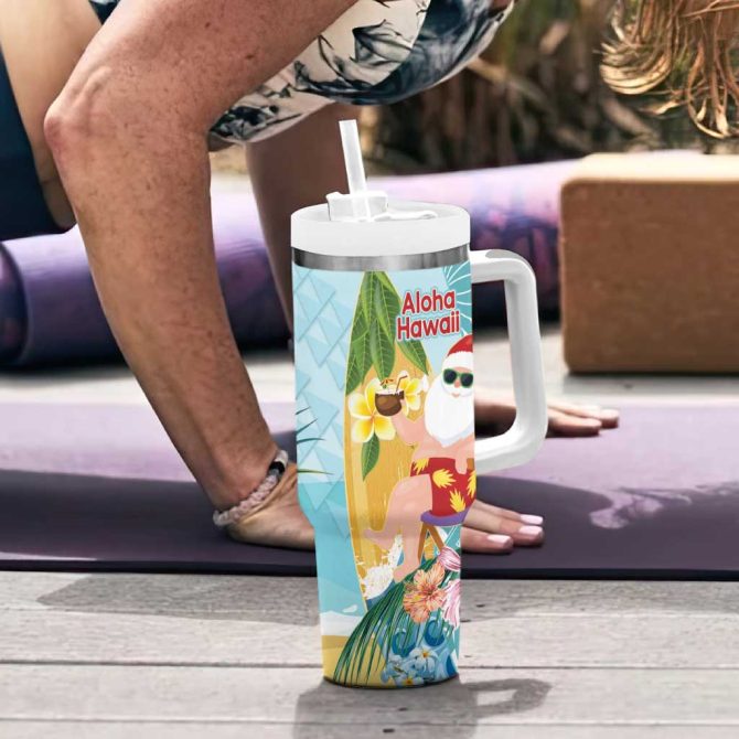 Aloha Hawaii Mele Kalikimaka Chilling Santa With Pineapple Polynesian Custom Stanley Quencher 40Oz Stainless Steel Tumbler With Handle - Image 6