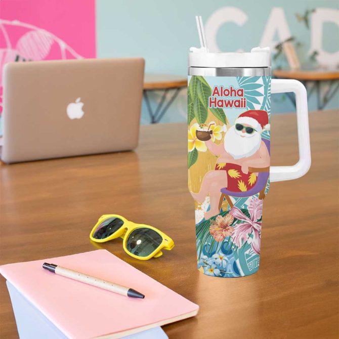 Aloha Hawaii Mele Kalikimaka Chilling Santa With Pineapple Polynesian Custom Stanley Quencher 40Oz Stainless Steel Tumbler With Handle - Image 5