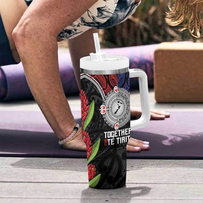 Aotearoa And Samoa Mo Te Tiriti Tangata Moana Stand With Tangata Whenua Custom Stanley Quencher 40Oz Stainless Steel Tumbler With Handle - Image 6