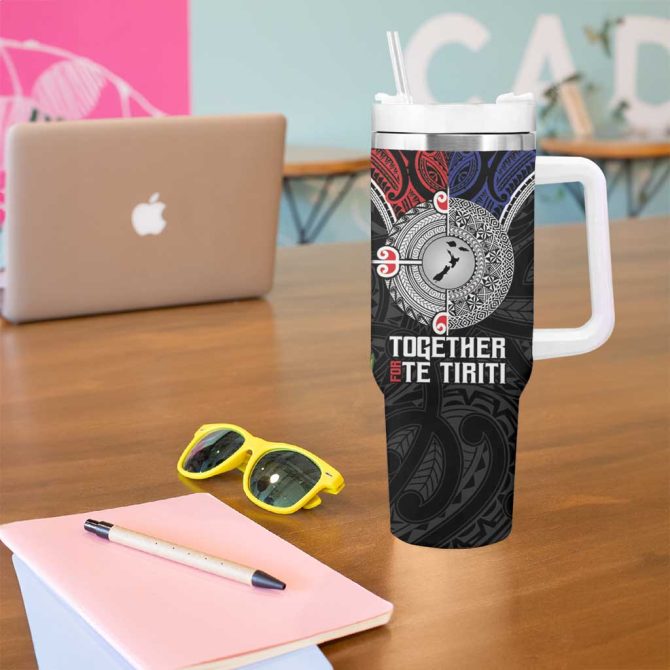 Aotearoa And Samoa Mo Te Tiriti Tangata Moana Stand With Tangata Whenua Custom Stanley Quencher 40Oz Stainless Steel Tumbler With Handle - Image 5