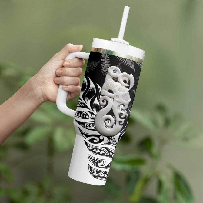 Aotearoa Manaia Nz Maori Silver Fern Custom Stanley Quencher 40Oz Stainless Steel Tumbler With Handle - Image 3