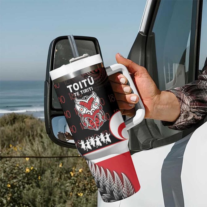 Aotearoa Toitu He Whakaputanga Toitu Te Tiriti O Waitangi Custom Stanley Quencher 40Oz Stainless Steel Tumbler With Handle - Image 7