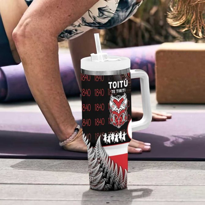 Aotearoa Toitu He Whakaputanga Toitu Te Tiriti O Waitangi Custom Stanley Quencher 40Oz Stainless Steel Tumbler With Handle - Image 6