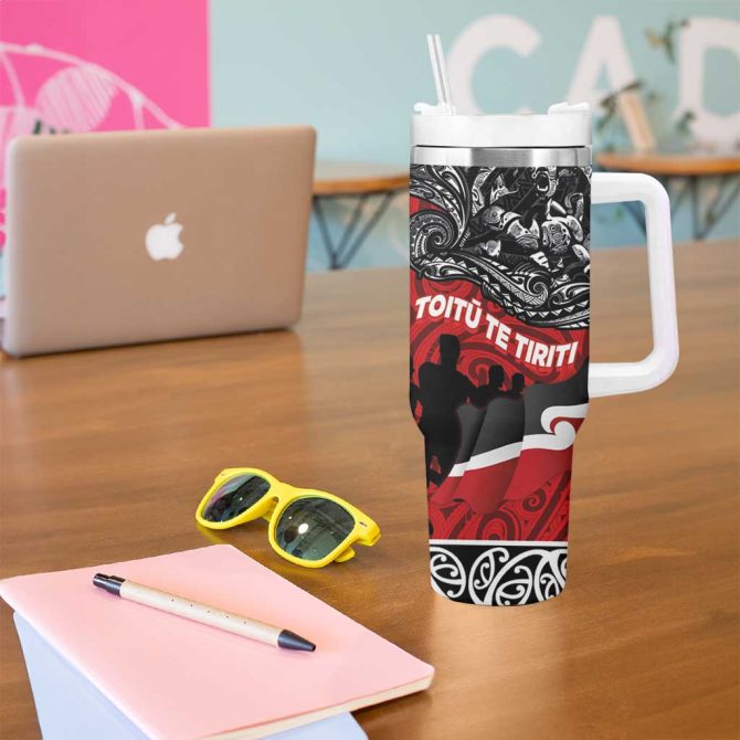 Aotearoa Toitu Te Tiriti Honoring Te Tiriti O Waitangi Maori Haka Custom Stanley Quencher 40Oz Stainless Steel Tumbler With Handle - Image 5