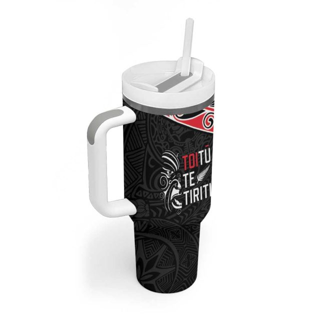 Aotearoa Toitu Te Tiriti New Zealand Honour The Treaty Custom Stanley Quencher 40Oz Stainless Steel Tumbler With Handle - Image 2