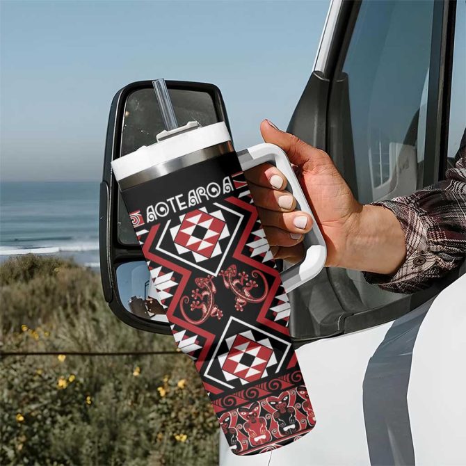 Aotearoa Waitangi Taniko Motifs Mania Gecko Custom Stanley Quencher 40Oz Stainless Steel Tumbler With Handle - Image 7