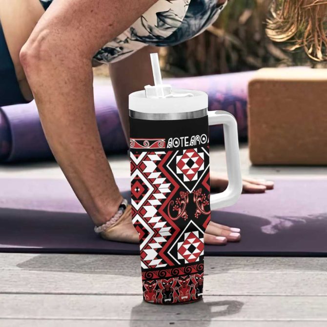 Aotearoa Waitangi Taniko Motifs Mania Gecko Custom Stanley Quencher 40Oz Stainless Steel Tumbler With Handle - Image 6
