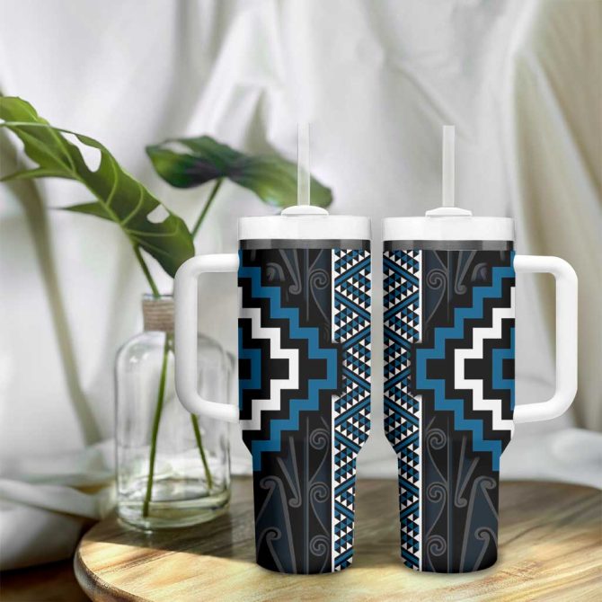 Azure Tukutuku Pattern Aotearoa Niho Taniwha And Puhoro Motifs Custom Stanley Quencher 40Oz Stainless Steel Tumbler With Handle - Image 9