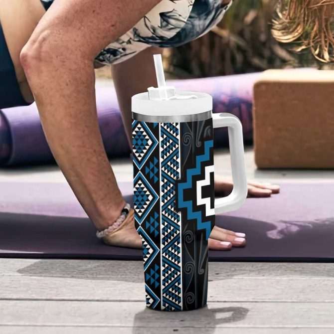 Azure Tukutuku Pattern Aotearoa Niho Taniwha And Puhoro Motifs Custom Stanley Quencher 40Oz Stainless Steel Tumbler With Handle - Image 6