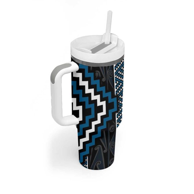 Azure Tukutuku Pattern Aotearoa Niho Taniwha And Puhoro Motifs Custom Stanley Quencher 40Oz Stainless Steel Tumbler With Handle - Image 3