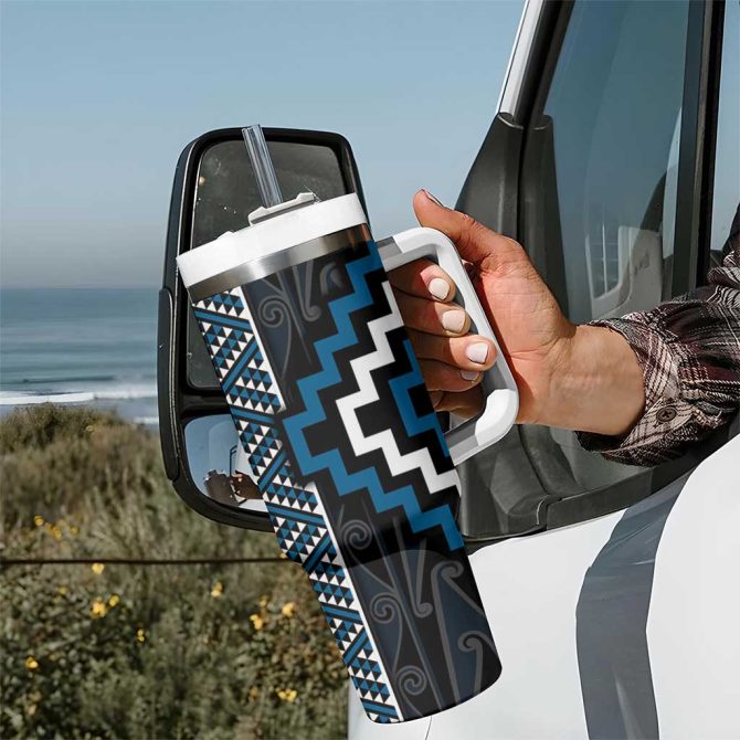 Azure Tukutuku Pattern Aotearoa Niho Taniwha And Puhoro Motifs Custom Stanley Quencher 40Oz Stainless Steel Tumbler With Handle - Image 7