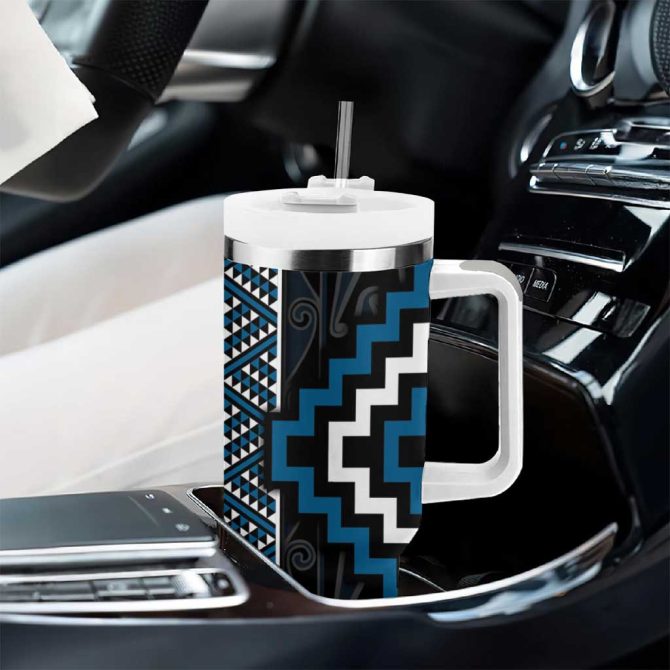 Azure Tukutuku Pattern Aotearoa Niho Taniwha And Puhoro Motifs Custom Stanley Quencher 40Oz Stainless Steel Tumbler With Handle - Image 8