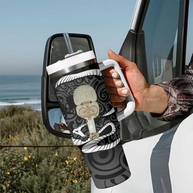 Black New Zealand Eel Aotearoa Maori Tuna With Kotiate Weapon Custom Stanley Quencher 40Oz Stainless Steel Tumbler With Handle - Image 7