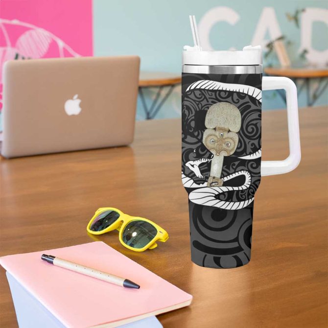 Black New Zealand Eel Aotearoa Maori Tuna With Kotiate Weapon Custom Stanley Quencher 40Oz Stainless Steel Tumbler With Handle - Image 5