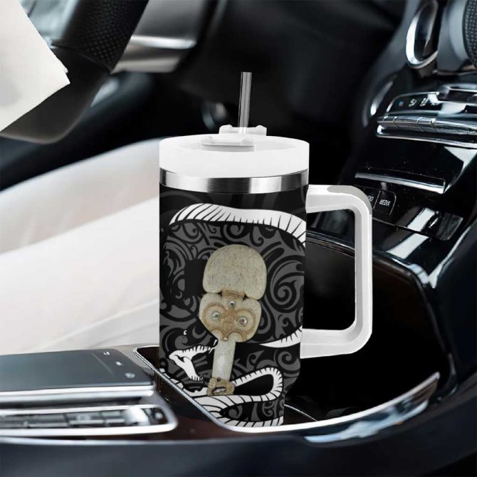 Black New Zealand Eel Aotearoa Maori Tuna With Kotiate Weapon Custom Stanley Quencher 40Oz Stainless Steel Tumbler With Handle - Image 8