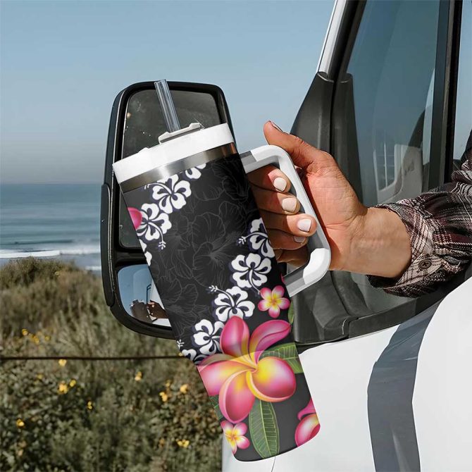 Black Polynesia Plumeria With Hibiscus Tropical Custom Stanley Quencher 40Oz Stainless Steel Tumbler With Handle - Image 7