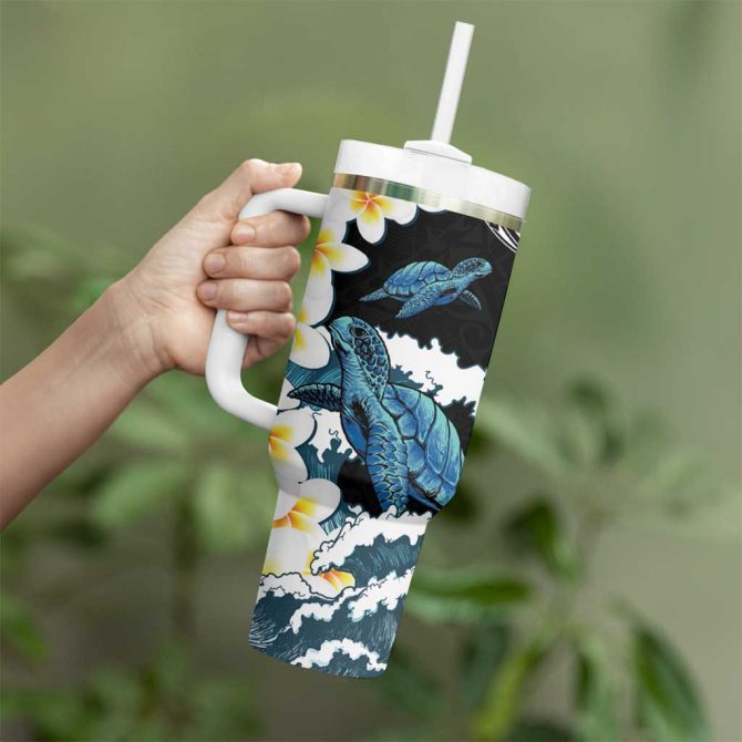 Black Polynesia Polynesian Frangipani With Sea Turtles Custom Stanley Quencher 40Oz Stainless Steel Tumbler With Handle - Image 3