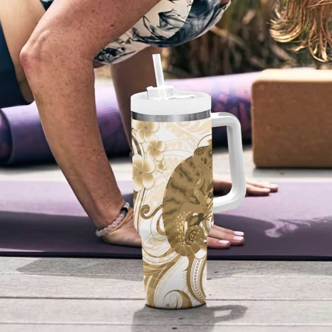 Brown And White Hawaii Chameleon Plumeria Polynesian Tribal Art Custom Stanley Quencher 40Oz Stainless Steel Tumbler With Handle - Image 6