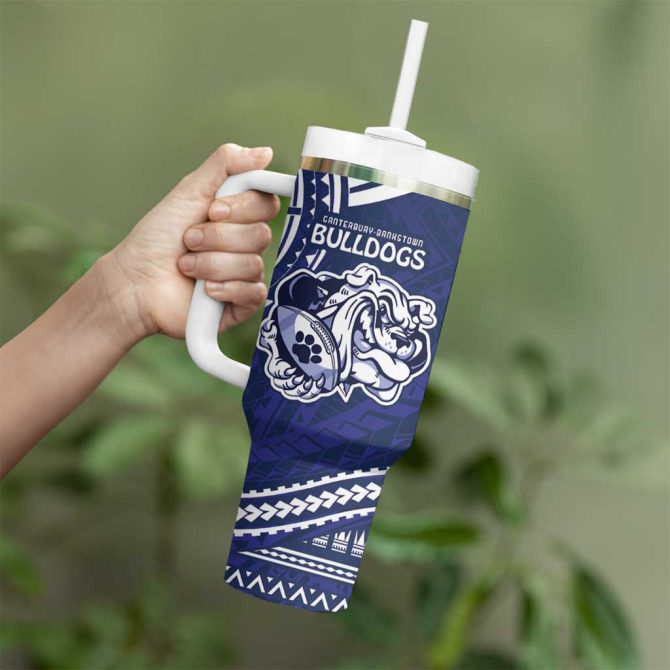 Bulldogs Rugby Go Berries With Polynesian Style Custom Stanley Quencher 40Oz Stainless Steel Tumbler With Handle - Image 4