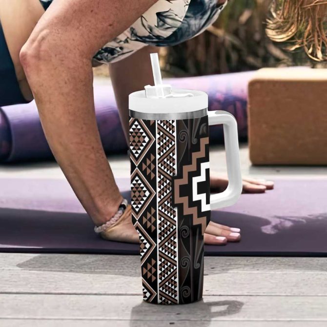 Classic Tukutuku Pattern Aotearoa Niho Taniwha And Puhoro Motifs Custom Stanley Quencher 40Oz Stainless Steel Tumbler With Handle - Image 6