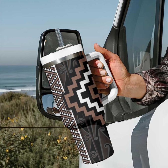 Classic Tukutuku Pattern Aotearoa Niho Taniwha And Puhoro Motifs Custom Stanley Quencher 40Oz Stainless Steel Tumbler With Handle - Image 7