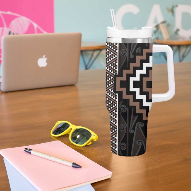 Classic Tukutuku Pattern Aotearoa Niho Taniwha And Puhoro Motifs Custom Stanley Quencher 40Oz Stainless Steel Tumbler With Handle - Image 5