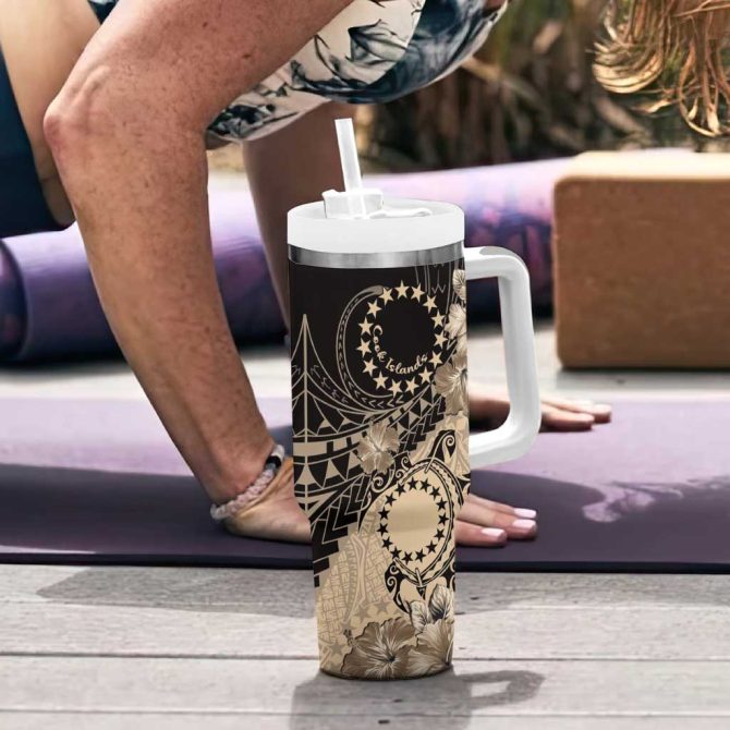 Cook Islands Turtle Stars And Hibiscus Beige Custom Stanley Quencher 40Oz Stainless Steel Tumbler With Handle - Image 6