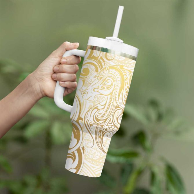 Gold And White Aoteara Horse Racing Nz Maori Custom Stanley Quencher 40Oz Stainless Steel Tumbler With Handle - Image 3