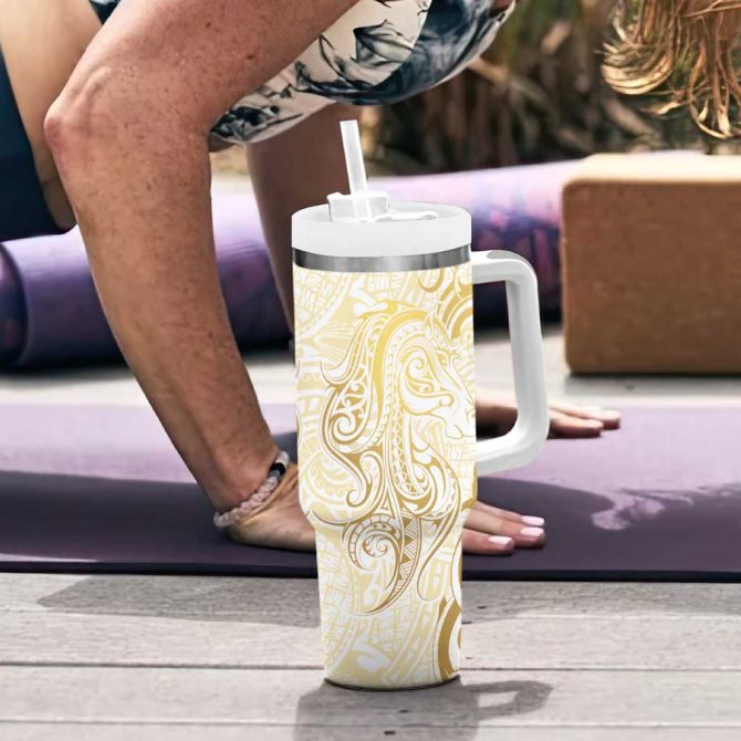 Gold And White Aoteara Horse Racing Nz Maori Custom Stanley Quencher 40Oz Stainless Steel Tumbler With Handle - Image 6