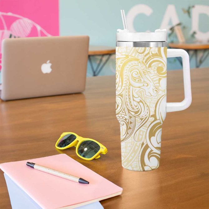 Gold And White Aoteara Horse Racing Nz Maori Custom Stanley Quencher 40Oz Stainless Steel Tumbler With Handle - Image 5