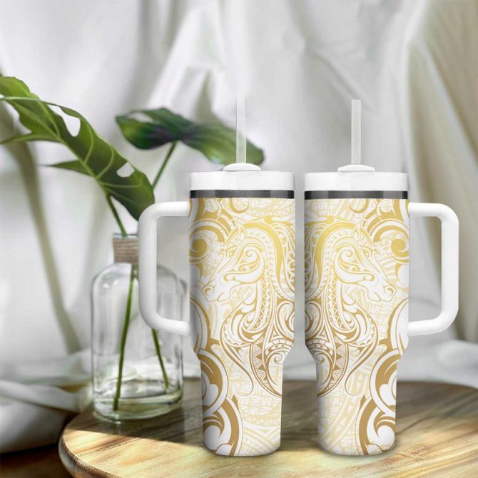 Gold And White Aoteara Horse Racing Nz Maori Custom Stanley Quencher 40Oz Stainless Steel Tumbler With Handle - Image 9