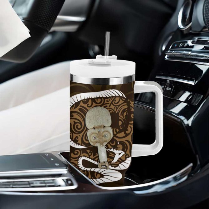 Gold New Zealand Eel Aotearoa Maori Tuna With Kotiate Weapon Custom Stanley Quencher 40Oz Stainless Steel Tumbler With Handle - Image 8