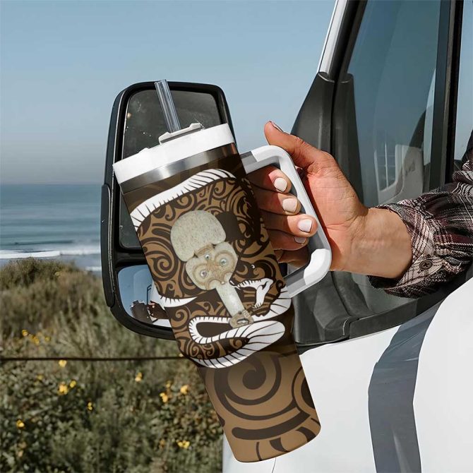 Gold New Zealand Eel Aotearoa Maori Tuna With Kotiate Weapon Custom Stanley Quencher 40Oz Stainless Steel Tumbler With Handle - Image 7