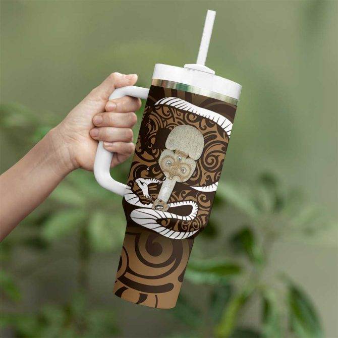 Gold New Zealand Eel Aotearoa Maori Tuna With Kotiate Weapon Custom Stanley Quencher 40Oz Stainless Steel Tumbler With Handle - Image 3