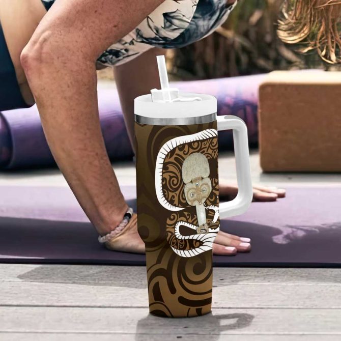 Gold New Zealand Eel Aotearoa Maori Tuna With Kotiate Weapon Custom Stanley Quencher 40Oz Stainless Steel Tumbler With Handle - Image 6