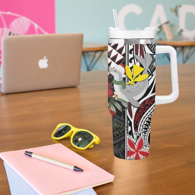 Hawaii Monk Seal Santa Hibiscus Kakau Mele Kalikimaka Custom Stanley Quencher 40Oz Stainless Steel Tumbler With Handle - Image 5