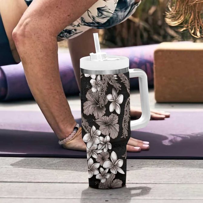 Hawaiian Tropical Flowers And Maile Pikake Polynesian Tribal Grayscale Mode Custom Stanley Quencher 40Oz Stainless Steel Tumbler With Handle - Image 6