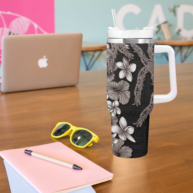 Hawaiian Tropical Flowers And Maile Pikake Polynesian Tribal Grayscale Mode Custom Stanley Quencher 40Oz Stainless Steel Tumbler With Handle - Image 5