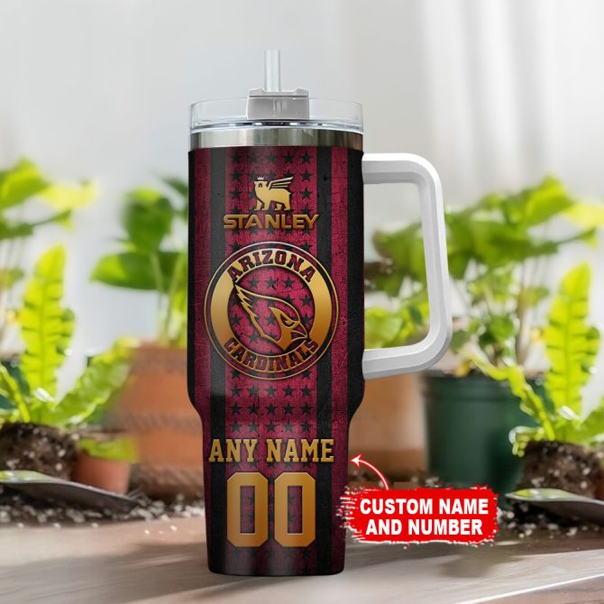 Arizona Cardinals Nfl Golden Logos Us Flag Custom Stanley Quencher 40Oz Stainless Steel Tumbler With Handle - Image 2
