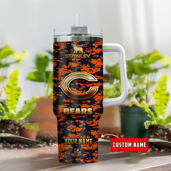 Chicago Bears Nfl Camouflage Golden Logo Custom Stanley Quencher 40Oz Stainless Steel Tumbler With Handle - Image 2