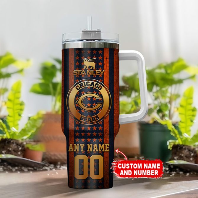 Chicago Bears Nfl Golden Logos Us Flag Custom Stanley Quencher 40Oz Stainless Steel Tumbler With Handle - Image 2