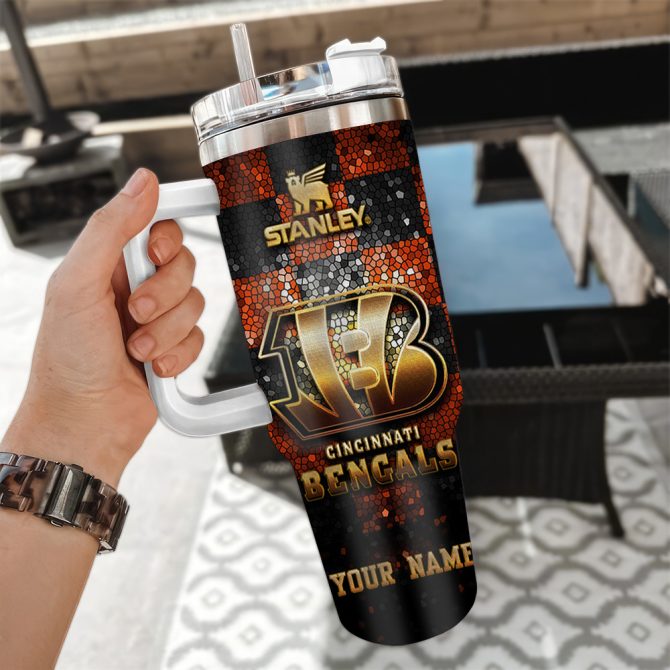 Cincinnati Bengals Nfl Glitter Golden Logo Custom Stanley Quencher 40Oz Stainless Steel Tumbler With Handle - Image 3