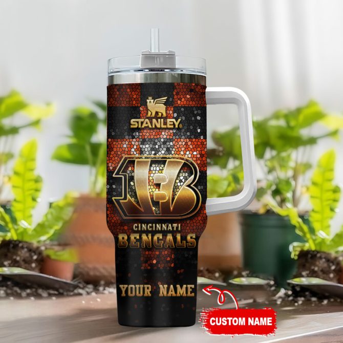 Cincinnati Bengals Nfl Glitter Golden Logo Custom Stanley Quencher 40Oz Stainless Steel Tumbler With Handle - Image 2