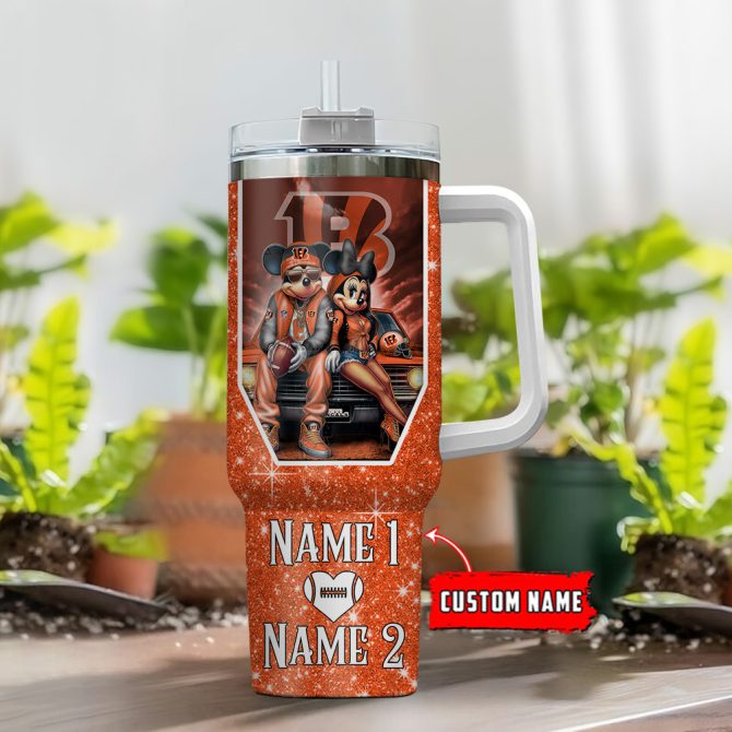 Cincinnati Bengals Nfl Mickey And Minnie Couple Custom Stanley Quencher 40Oz Stainless Steel Tumbler With Handle - Image 2