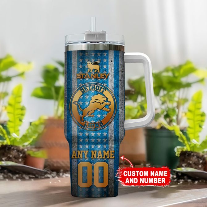 Detroit Lions Nfl Golden Logos Us Flag Custom Stanley Quencher 40Oz Stainless Steel Tumbler With Handle - Image 2