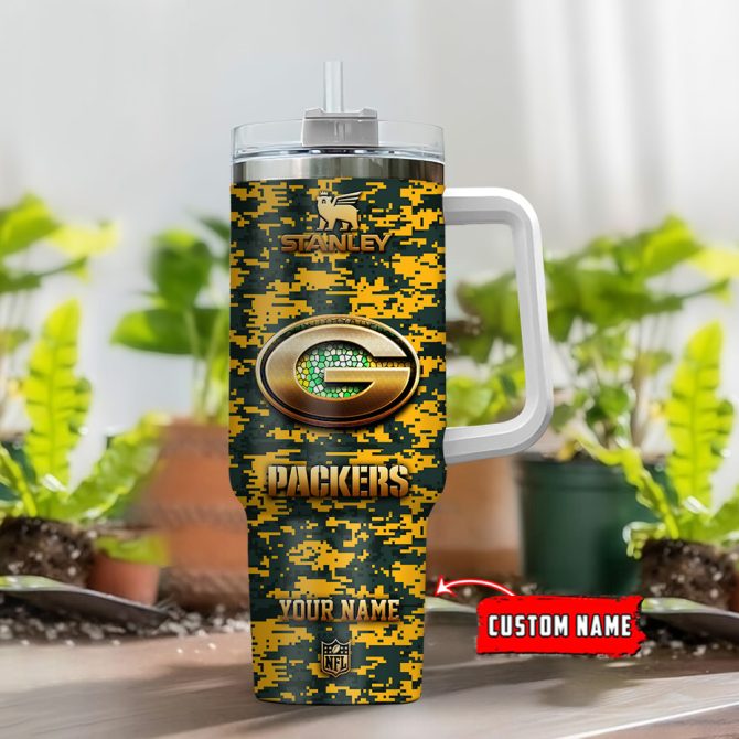 Green Bay Packers Nfl Camouflage Golden Logo Custom Stanley Quencher 40Oz Stainless Steel Tumbler With Handle - Image 2