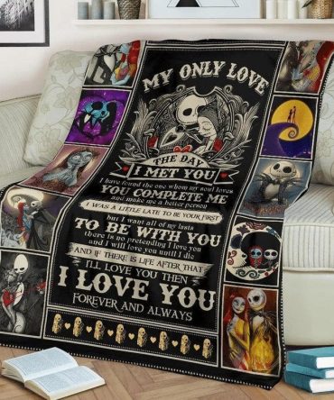 Cozy Gothic Love Blanket - Perfect Gift For Couples & Movie Fans - Soft, Warm & Stylish
